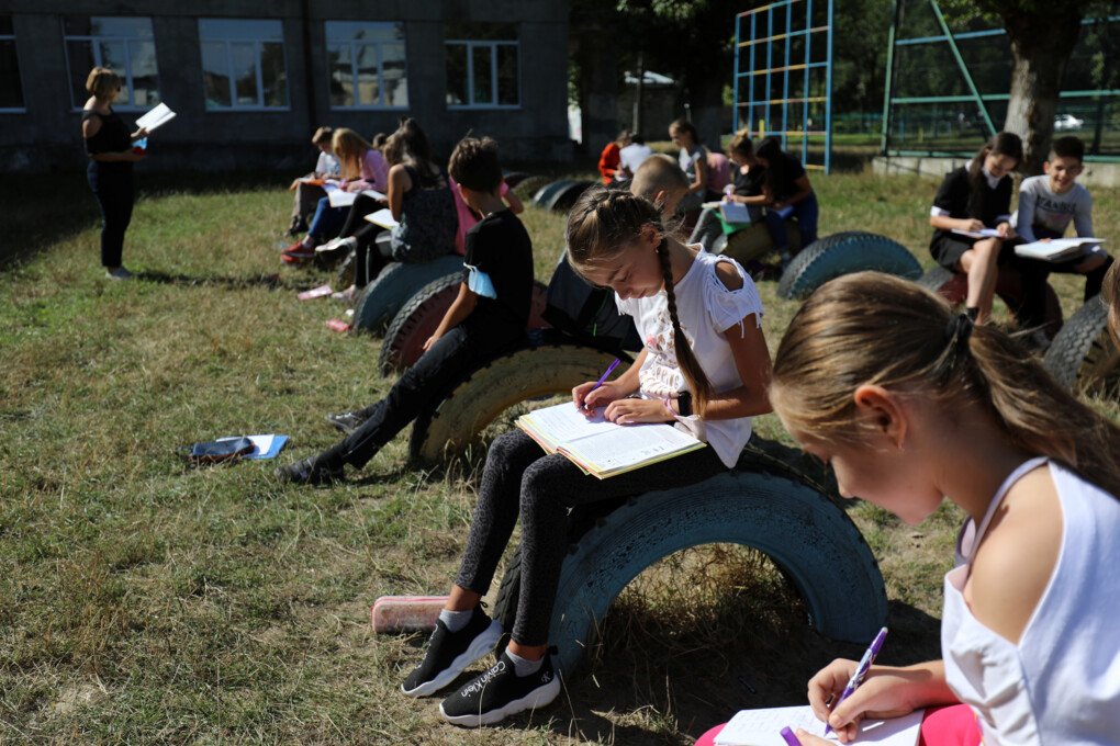 В школах Украины педагоги все чаще стали проводить уроки на улице