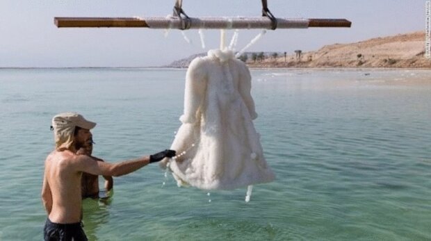 Что произошло со свадебным платьем, которое на год опустили в Мертвое море