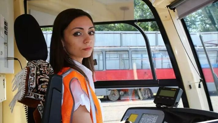 Почему троллейбусы и трамваи водят женщины, а мужчины — автобусы?