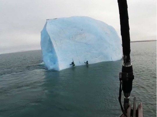 В океане перевернулся айсберг с людьми: пугающие кадры