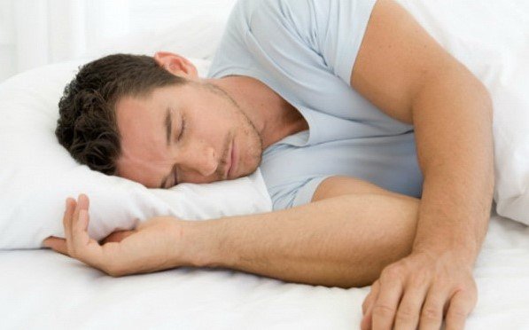 Медики посоветовали, на каком боку полезнее всего спать