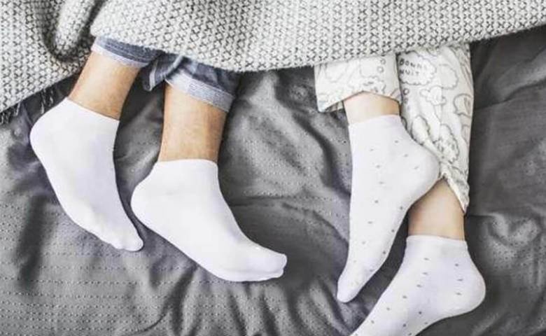 Чтобы не навредить себе: почему не рекомендуется спать в носках