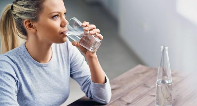 Когда пить воду просто опасно: врачи назвали время суток