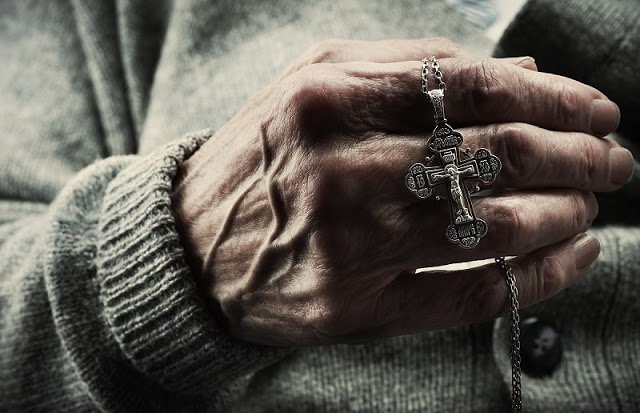Можно ли носить крестик умершего – ответ священника