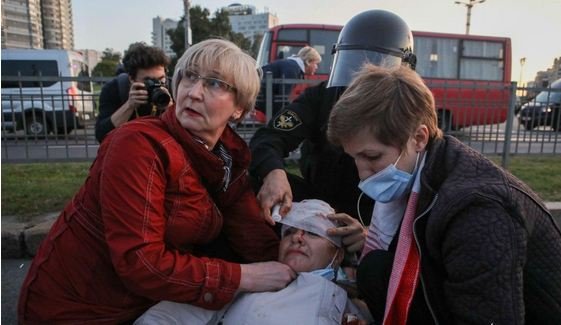 Белорусы вышли на новые протесты: силовики пустили в ход водометы с краской