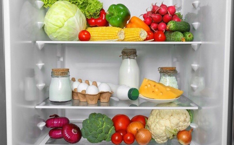 Названы продукты, которые хранят в холодильнике, хотя им там не место