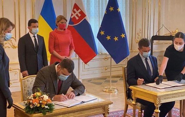 Украина и Словакия подписали соглашение по аэропорту Ужгорода