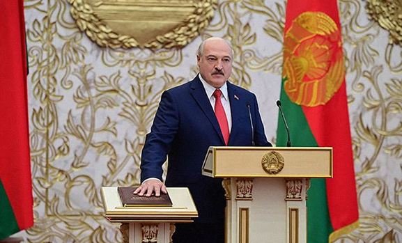 "Красная рука" на Конституции: что пошло не так на инаугурации Лукашенко
