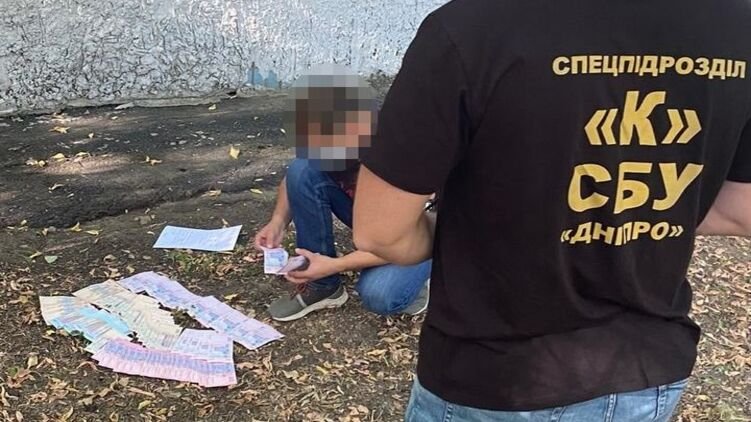 В Днепропетровской области прокурор выбросил кучу денег в окно