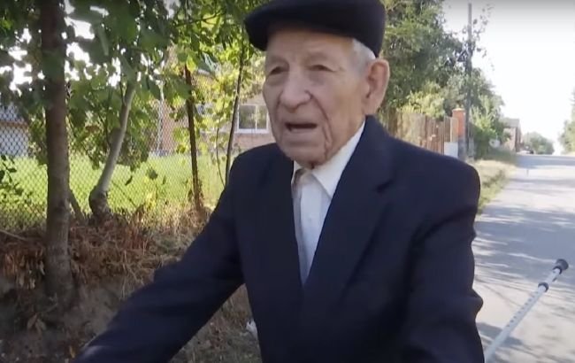 Ездит на мопеде и делает селфи: под Винницей живет очень активный 100-летний дед
