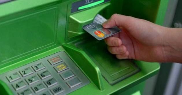 Кошмар клиентов ПриватБанка сбывается: тысячи гривен съедает банкомат