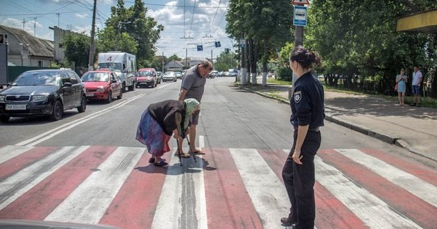 Будто пьяные работали: в Одессе дорожники "поиздевались" над зеброй
