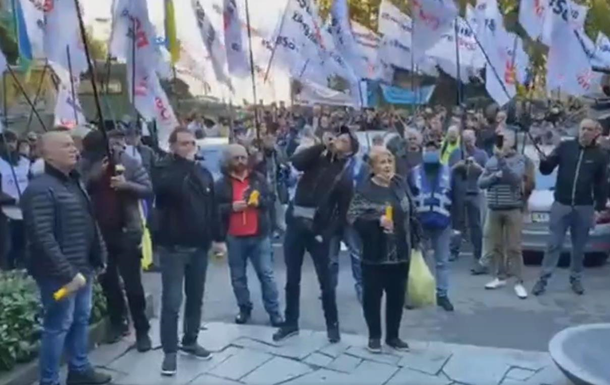 В Киеве предприниматели вышли на протест против кассовых аппаратов