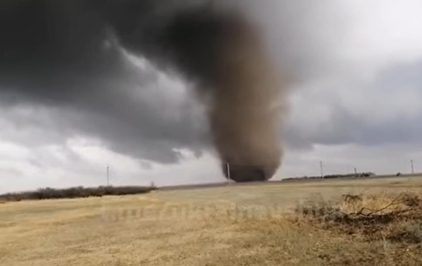 На Херсонщине мощный смерч попал на видео