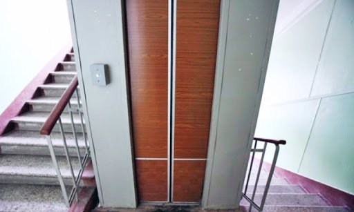 Врач посоветовал перестать пользоваться лифтом из-за COVID-19