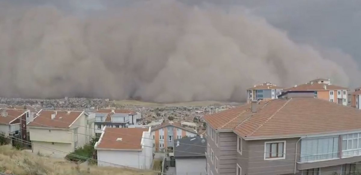 Турцию накрыла песчаная буря, ждут еще и наводнения