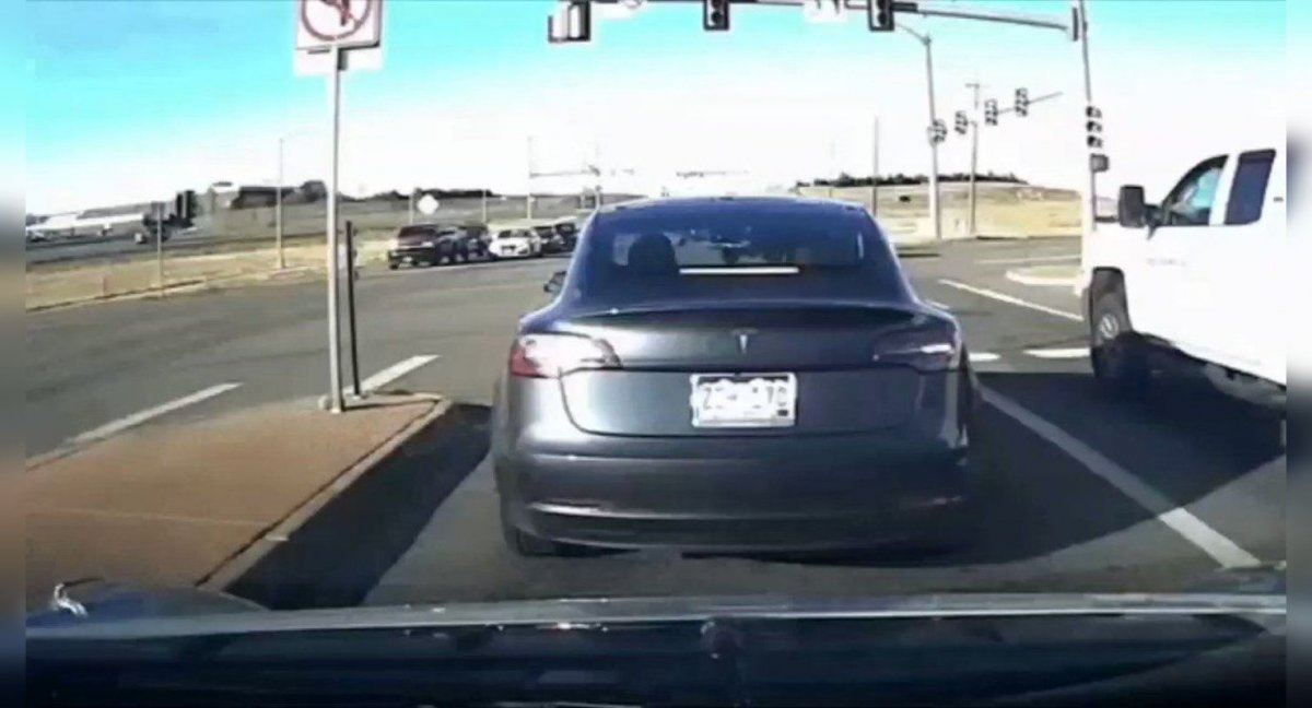 Автопилот Tesla вовремя увернулся от грузовика: появилось видео