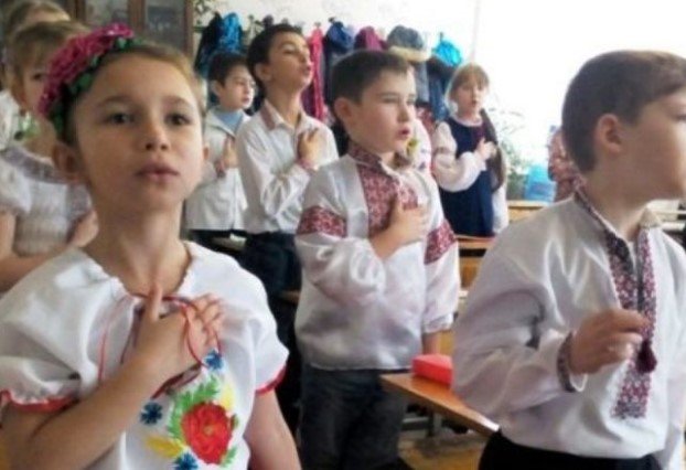 В Киеве школьники необычно поздравили своих учителей