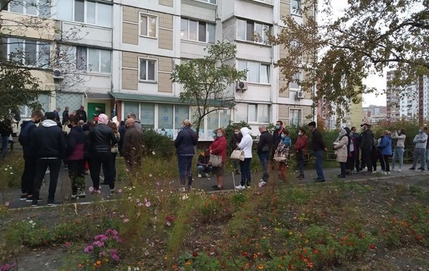 В Киеве образовались огромные очереди для сдачи тестов на COVID