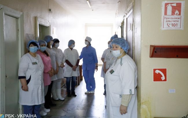 В нескольких областях Украины больничные койки заполнены на более чем 70%