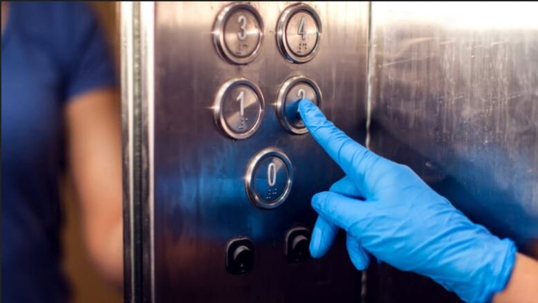 Двери надо держать открытыми: сколько коронавирус живет в лифте