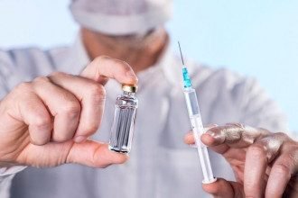 Медики растолковали, зачем во время пандемии делать прививки от гриппа