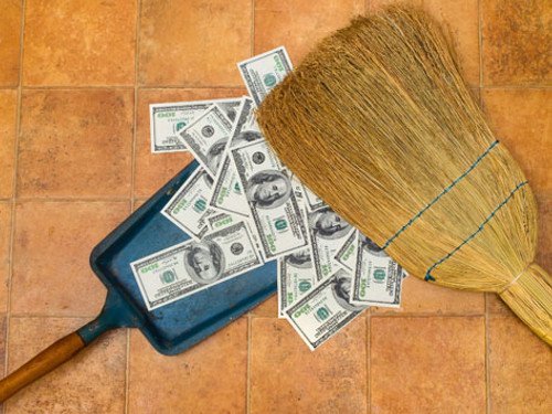 Ошибки при уборке, из-за которых деньги «покидают» дом