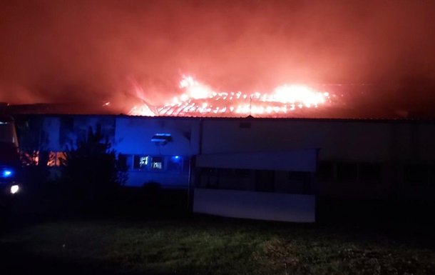 В Мукачево произошел масштабный пожар на лыжной фабрике