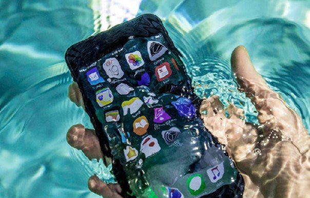 Что нельзя делать, если смартфон упал в воду: главные ошибки