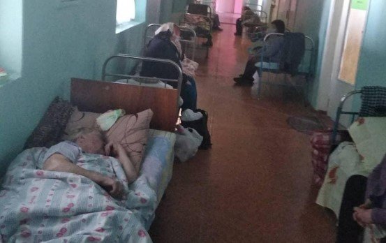 Под Харьковом люди с пневмониями лежат в больничных коридорах: страшные кадры