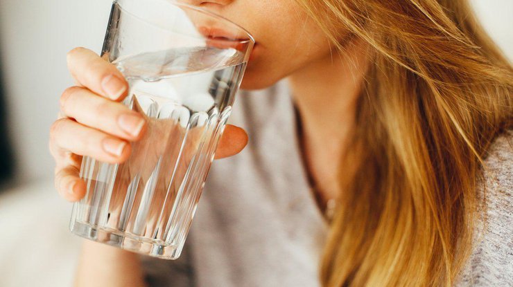 Почему врачи считают опасным, когда еду запивают водой