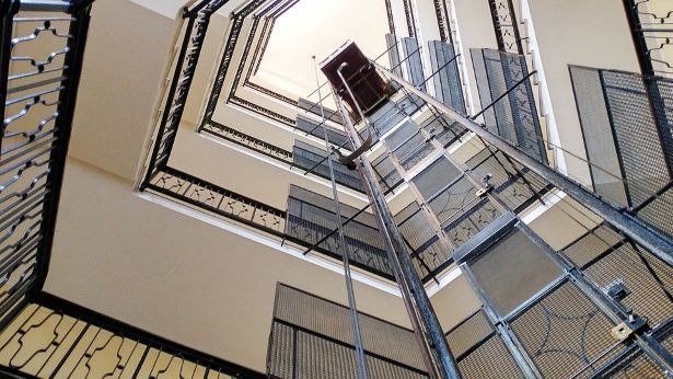 Как выбрать подрядчика на обслуживание лифтов