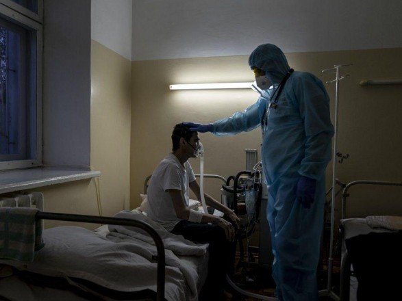 В Украине две трети коек заняты больными с коронавирусом