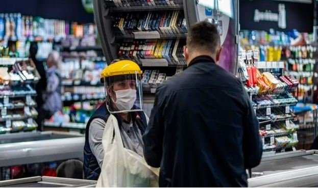 Кассиры против покупателей: почему в супермаркете не обслуживают граждан без масок
