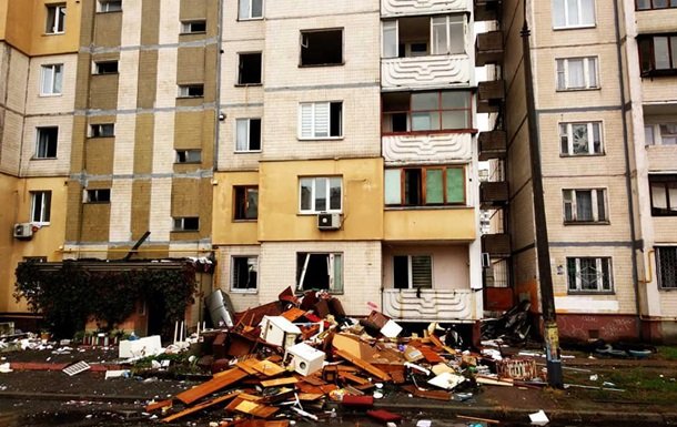 Вещи пострадавших от взрыва дома на Позняках выбросили из окон