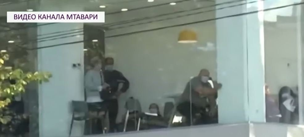 В заложниках 19 человек: в Грузии захватили банк