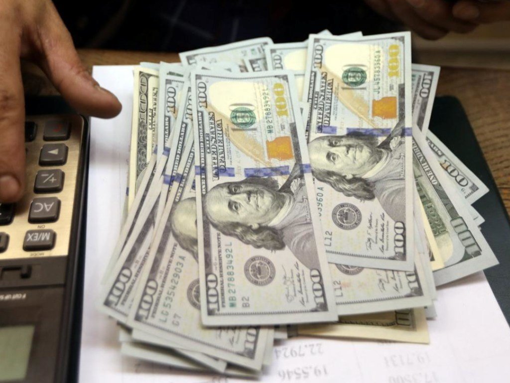 Доллар неожиданно упал в цене