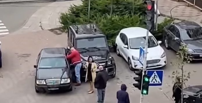 Семейные разборки: в Киеве "Мерседес" дочери въехал в авто ее отца