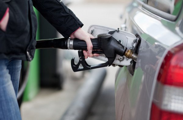 Крупнейшие сети АЗС повысили цены на бензин