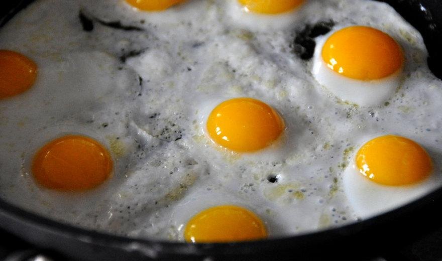 Названы продукты, которые запрещено сочетать с яйцами