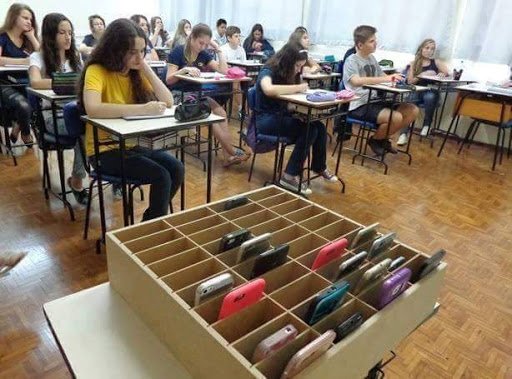 Партия Порошенко намерена запретить телефоны в школах