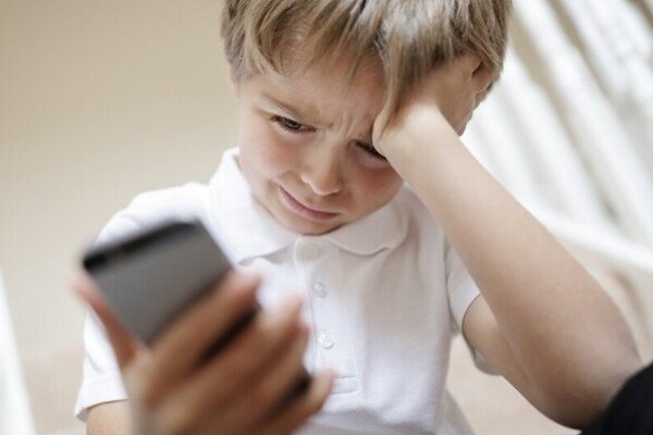 Детям хотят запретить телефоны: зарегистрирован законопроект