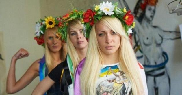 Femen перед Зеленскими провела акцию: как голосовала президентская чета