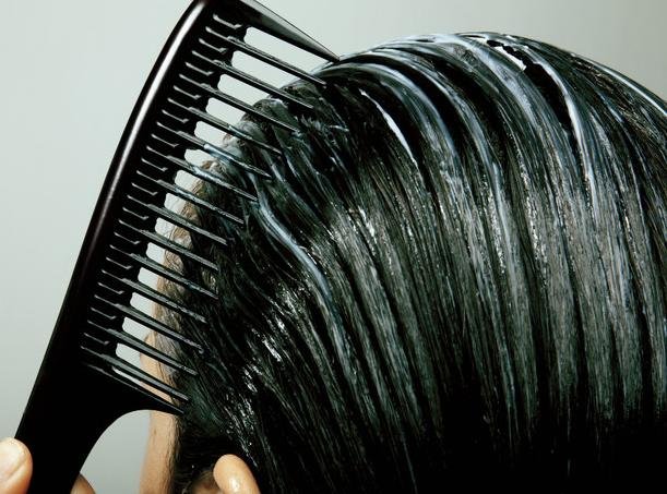 Вещи, которые эксперты не советуют делать с мокрыми волосами