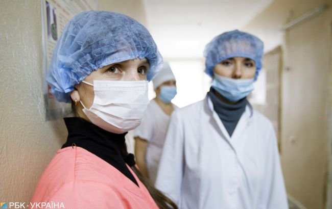 В семи регионах Украины койки для больных с COVID-19 заполнены более чем на 70%