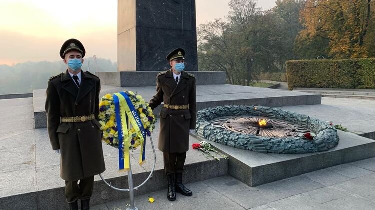 В день освобождения Украины от нацистов Зеленский почтил память погибших