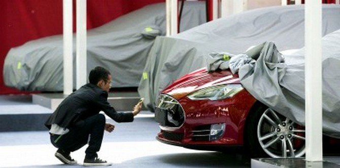Водители тестируют автопилоты Tesla и делятся впечатлениями