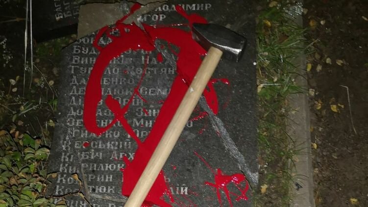 В Киеве вандалы разбили памятник погибшим членам ОУН