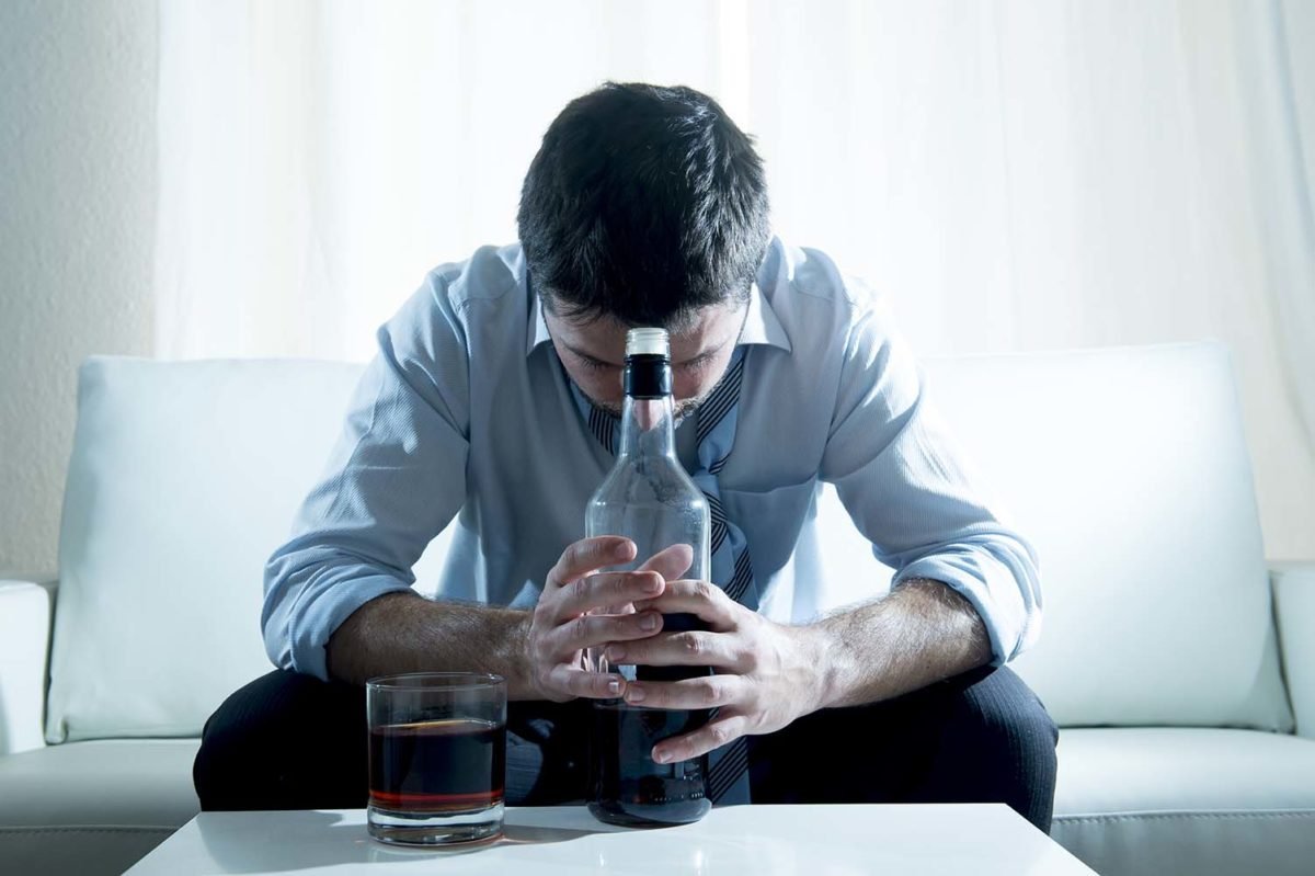 Медики назвали главный симптом алкоголизма на ранней стадии
