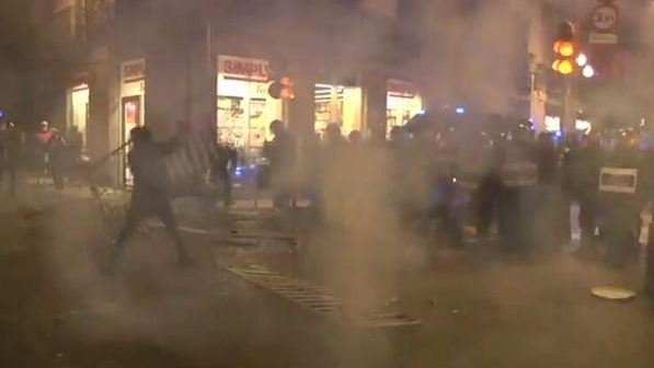 В Барселоне беспорядки из-за ужесточения карантина: идут столкновения с полицией